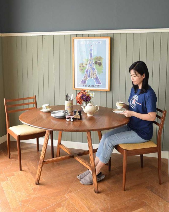 アーコールの家具　アンティーク家具　英国の老舗メーカーアーコールのアンティークダイニングテーブル（伸張式テーブル） 。スッキリとした北欧スタイルのバタフライテーブル。(k-2180-f)