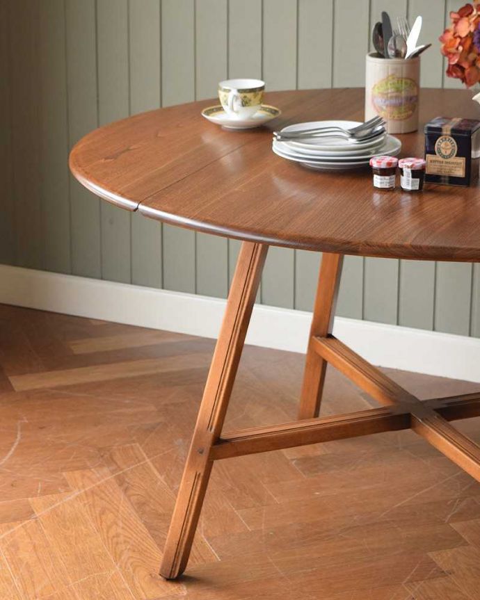 アーコールの家具　アンティーク家具　英国の老舗メーカーアーコールのアンティークダイニングテーブル（伸張式テーブル） 。3WAYで使えちゃう便利さが自慢バタフライテーブルは、3通りの大きさで使える便利なテーブル。(k-2180-f)