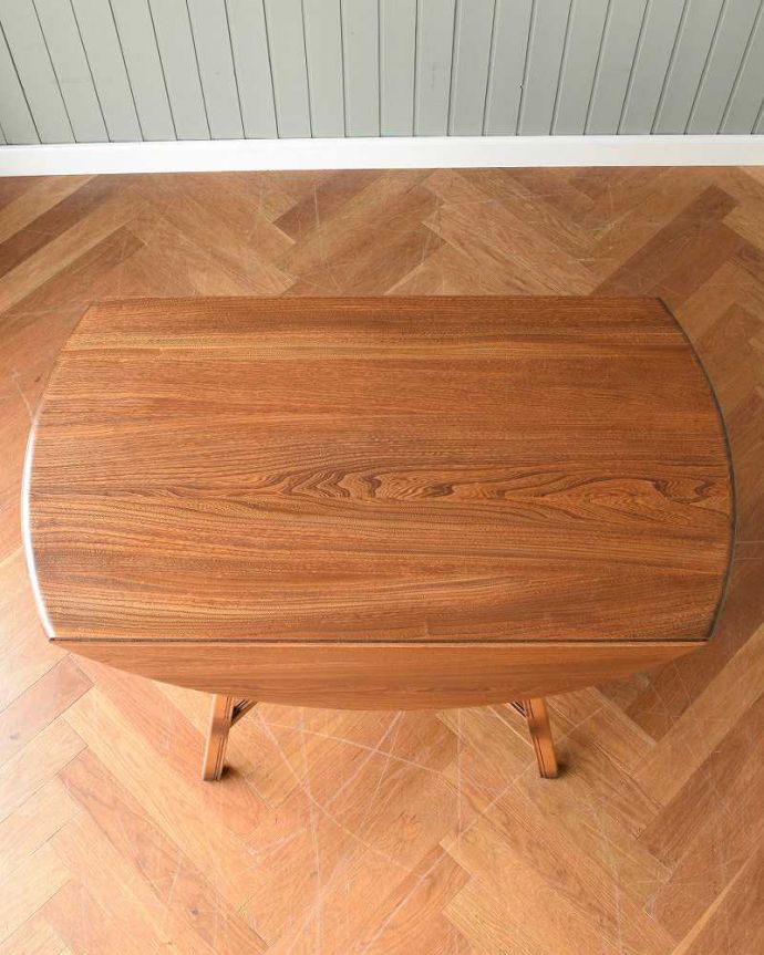 アーコールの家具　アンティーク家具　英国の老舗メーカーアーコールのアンティークダイニングテーブル（伸張式テーブル） 。畳むとこんなにスリムなサイズリーフを閉じた状態のテーブルを上から見るとこんな感じ。(k-2180-f)
