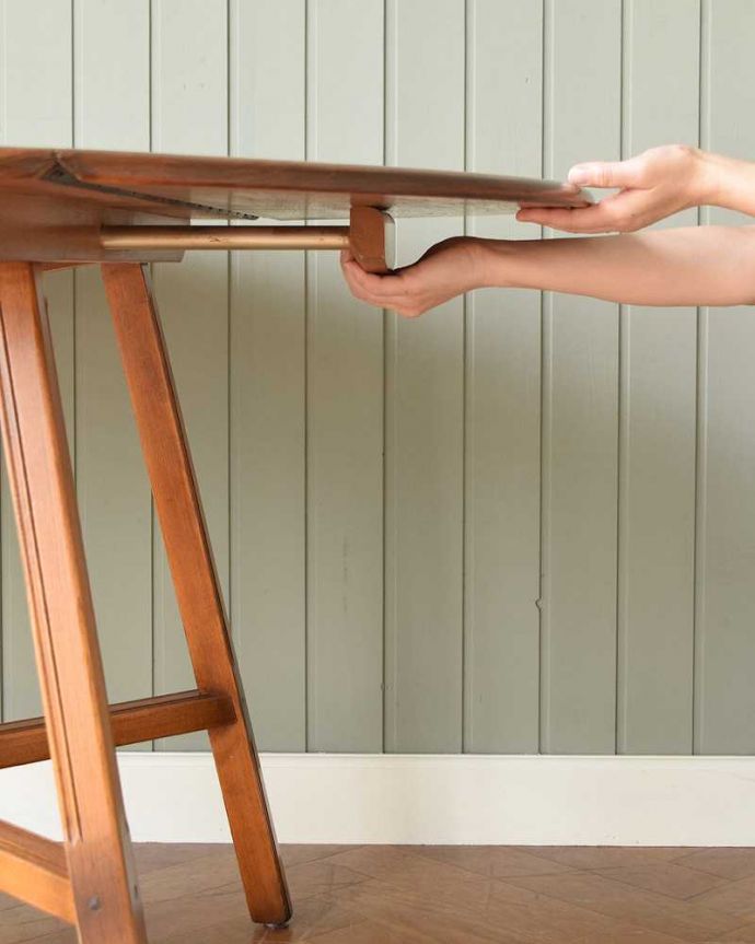 アーコールの家具　アンティーク家具　英国の老舗メーカーアーコールのアンティークダイニングテーブル（伸張式テーブル） 。あっという間にサイズが変わる！天板を上に持ち上げて脚を動かすだけで、あっという間にサイズが大きく変わります。(k-2180-f)
