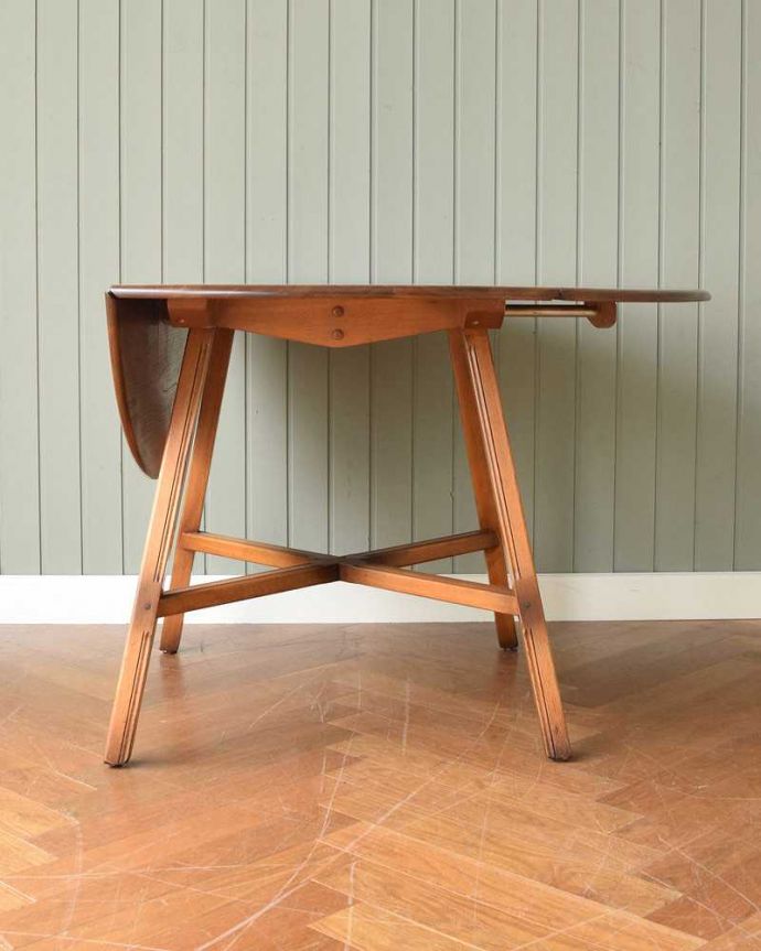 アーコールの家具　アンティーク家具　英国の老舗メーカーアーコールのアンティークダイニングテーブル（伸張式テーブル） 。片方だけ開いても･･･片方の羽を開くとこんな感じです。(k-2180-f)