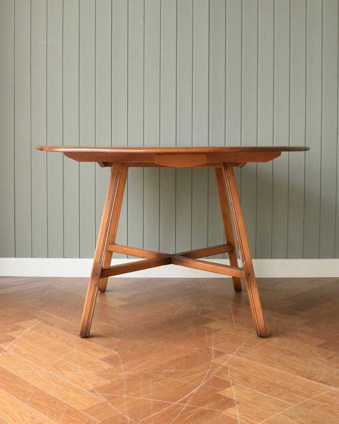アーコールの家具　アンティーク家具　英国の老舗メーカーアーコールのアンティークダイニングテーブル（伸張式テーブル） 。クルッと回転。(k-2180-f)