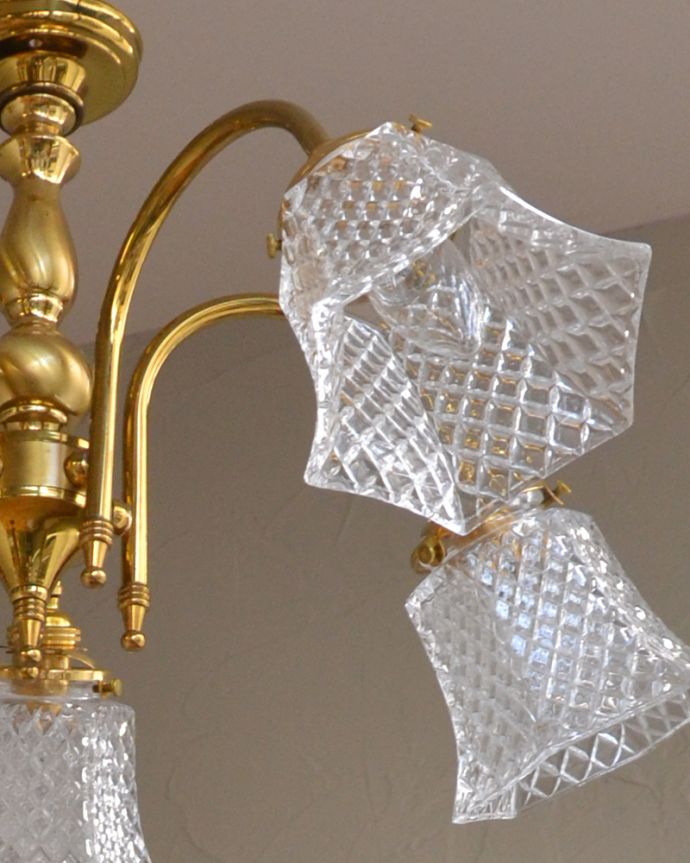シャンデリア　照明・ライティング　イギリスの真鍮製照明、ガラスシェード付きのアンティークシャンデリア（５灯）。。(k-2180-z)
