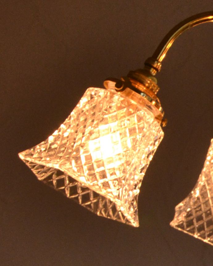 シャンデリア　照明・ライティング　イギリスの真鍮製照明、ガラスシェード付きのアンティークシャンデリア（５灯）。。(k-2180-z)