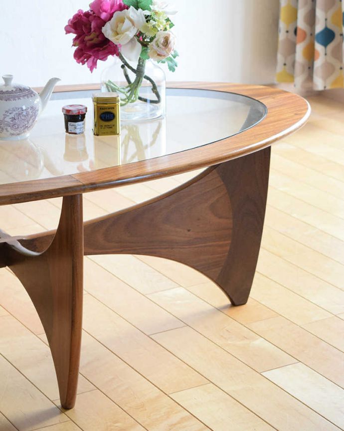 G-PLAN(Gプラン)　アンティーク家具　北欧デザインのヴィンテージ家具、ガラストップのG-PLANのコーヒーテーブル 。木×ガラスが作り出すクールな優しさあたたかい木材の上にクールなガラス天板を乗せたシンプルなデザインは、見た目だけじゃなく使い勝手もバツグン。(k-2181-f)