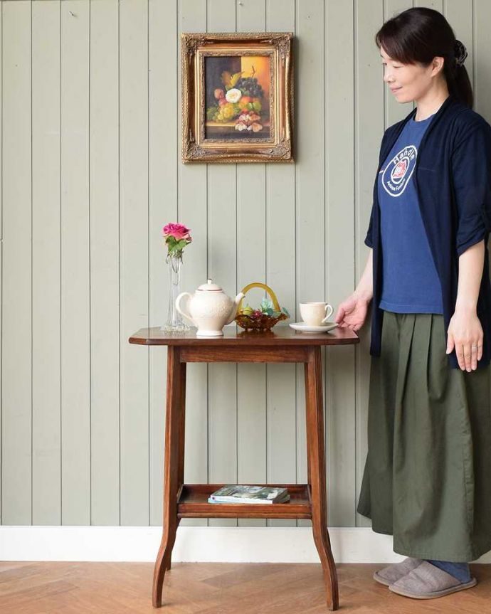 アンティークのテーブル　アンティーク家具　象嵌が優雅なアンティークオケージョナルテーブル、木目が美しい英国家具。どんな場所でも便利に使える小さなテーブルそもそも「オケージョナル」とは「便利に使える」と言う意味。(k-2184-f)