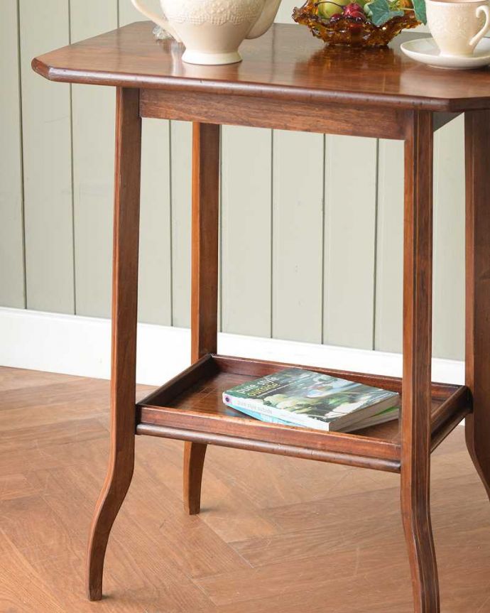アンティークのテーブル　アンティーク家具　象嵌が優雅なアンティークオケージョナルテーブル、木目が美しい英国家具。上品で優雅なアンティーク凛とした雰囲気が漂うアンティークらしい立ち姿のテーブル。(k-2184-f)