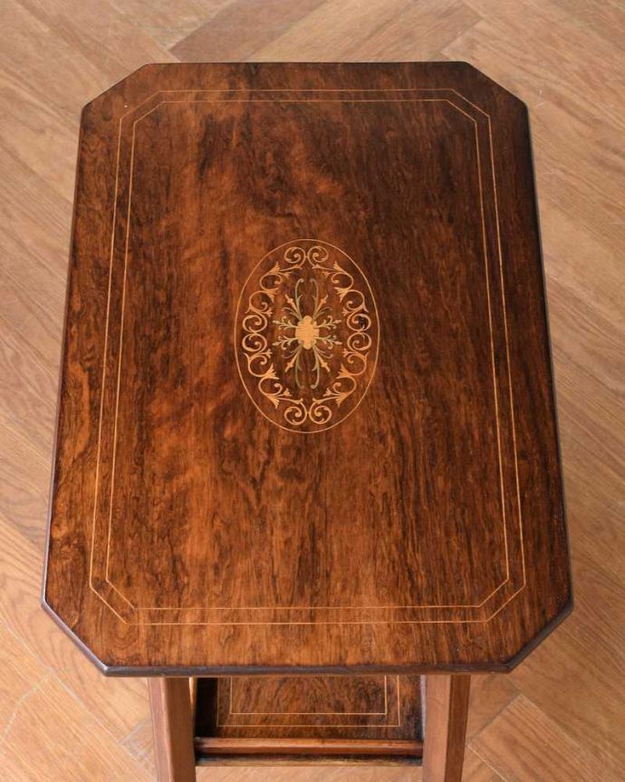 アンティークのテーブル　アンティーク家具　象嵌が優雅なアンティークオケージョナルテーブル、木目が美しい英国家具。天板の形を見てみると･･･テーブルの形を上から見ると、こんな感じです。(k-2184-f)