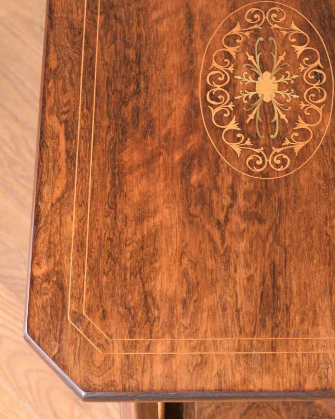 アンティークのテーブル　アンティーク家具　象嵌が優雅なアンティークオケージョナルテーブル、木目が美しい英国家具。天板を近づいてみると…アンティークだから手に入れることが出来る天板に使われている銘木の美しさにうっとりです。(k-2184-f)
