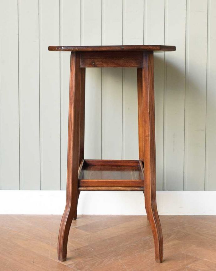 アンティークのテーブル　アンティーク家具　象嵌が優雅なアンティークオケージョナルテーブル、木目が美しい英国家具。クルッと回転。(k-2184-f)