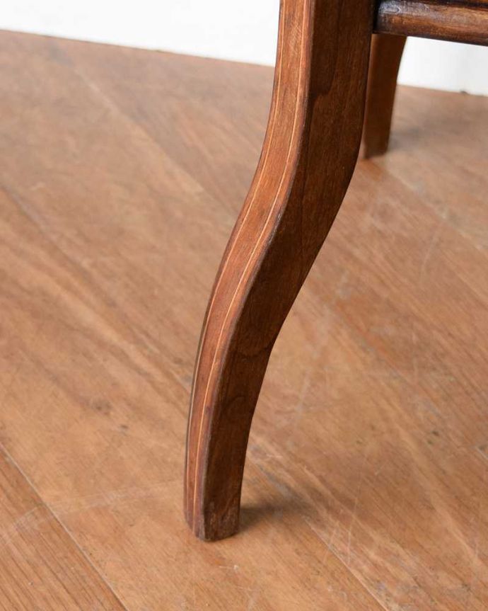 アンティークのテーブル　アンティーク家具　象嵌が優雅なアンティークオケージョナルテーブル、木目が美しい英国家具。持ち上げなくても移動できます！Handleのアンティークは、脚の裏にフェルトキーパーをお付けしていますので、床を滑らせてれば移動が簡単です。(k-2184-f)
