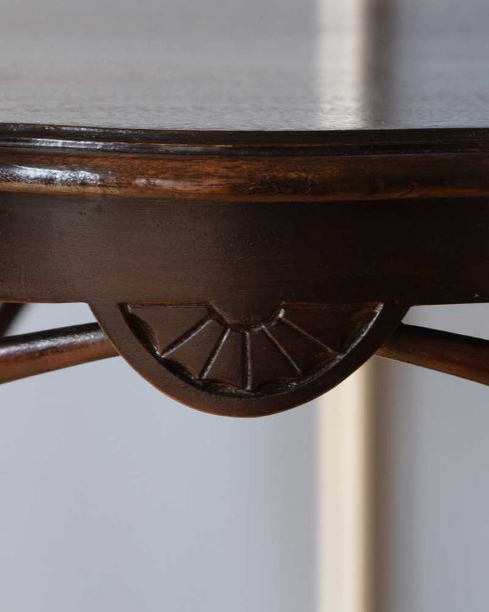 アンティークのテーブル　アンティーク家具　天板のカッティングが可憐、アンティークオケージョナルテーブル。うっとりする美しさアンティークだから手に入る美しい彫。(k-2187-f)