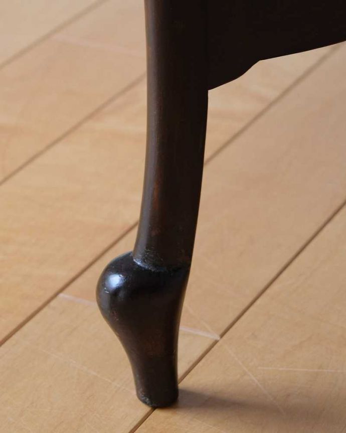 アンティークのテーブル　アンティーク家具　天板のカッティングが可憐、アンティークオケージョナルテーブル。持ち上げなくても移動できます！Handleのアンティークは、脚の裏にフェルトキーパーをお付けしていますので、床を滑らせてれば移動が簡単です。(k-2187-f)