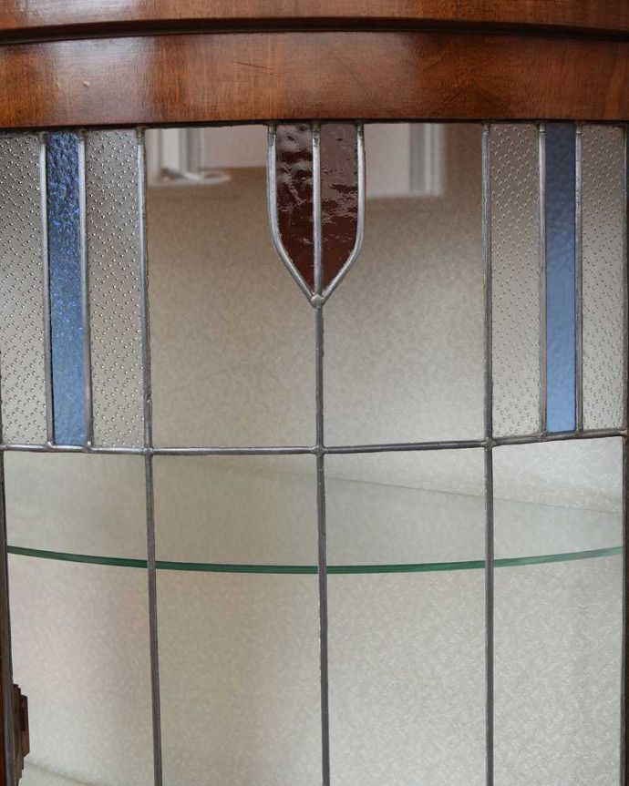 アンティークのキャビネット　アンティーク家具　美しいステンドグラスの扉、英国アンティーク家具のガラスキャビネット（ショーケース）。アンティークのガラスの美しさガラスも古いアンティークのステンドグラスは独特の雰囲気が魅力。(k-2188-f)