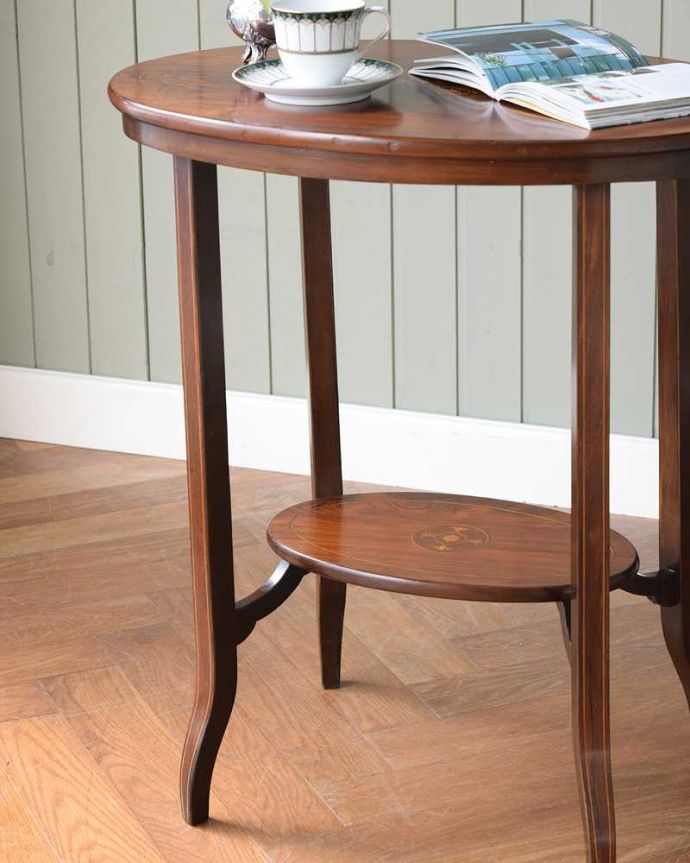 アンティークのテーブル　アンティーク家具　象嵌で模様が美しい棚付きのアンティークオケージョナルテーブル。上品で優雅なアンティーク凛とした雰囲気が漂うアンティークらしい立ち姿のテーブル。(k-2189-f)