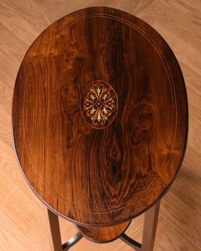 アンティークのテーブル　アンティーク家具　象嵌で模様が美しい棚付きのアンティークオケージョナルテーブル。天板の形を見てみると･･･テーブルの形を上から見ると、こんな感じです。(k-2189-f)