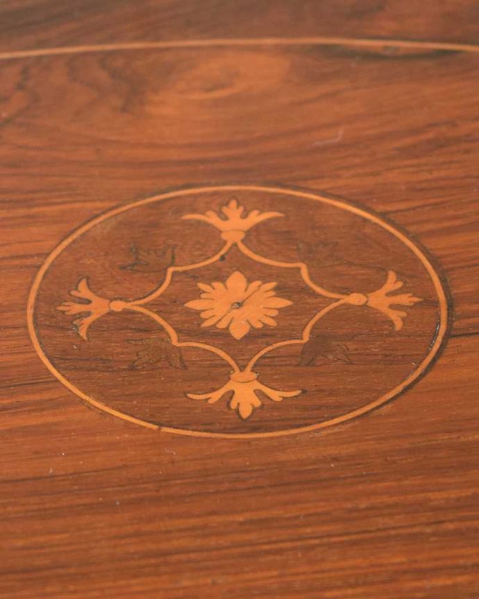 アンティークのテーブル　アンティーク家具　象嵌で模様が美しい棚付きのアンティークオケージョナルテーブル。いろんな場所にこだわり彫のデザインもいろいろです。(k-2189-f)