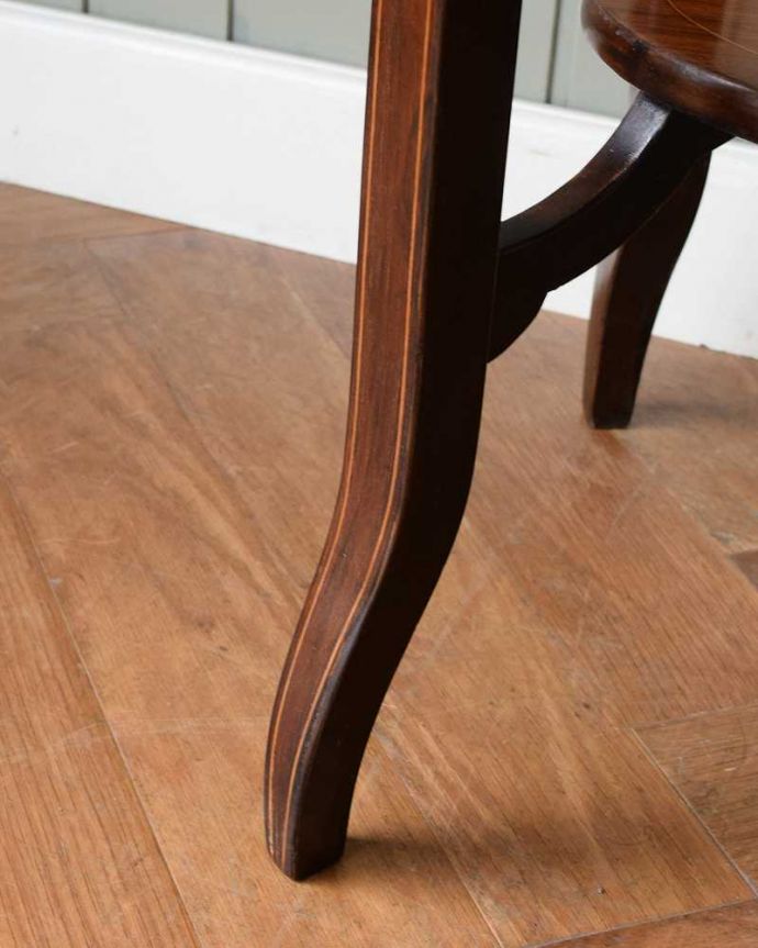 アンティークのテーブル　アンティーク家具　象嵌で模様が美しい棚付きのアンティークオケージョナルテーブル。持ち上げなくても移動できます！Handleのアンティークは、脚の裏にフェルトキーパーをお付けしていますので、床を滑らせてれば移動が簡単です。(k-2189-f)