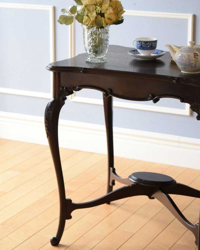 アンティークのテーブル　アンティーク家具　優雅なティータイムを演出するアンティーク家具、優雅なオケージョナルテーブル(ティーテーブル)。上品で優雅なアンティーク凛とした雰囲気が漂うアンティークらしい立ち姿のテーブル。(k-2190-f)