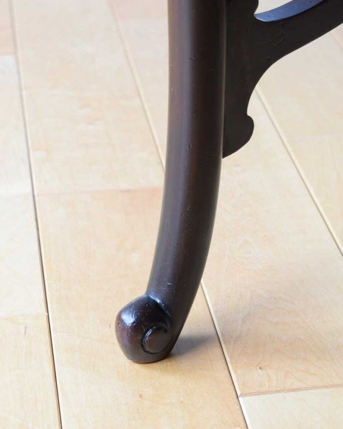アンティークのテーブル　アンティーク家具　優雅なティータイムを演出するアンティーク家具、優雅なオケージョナルテーブル(ティーテーブル)。持ち上げなくても移動できます！Handleのアンティークは、脚の裏にフェルトキーパーをお付けしていますので、床を滑らせてれば移動が簡単です。(k-2190-f)