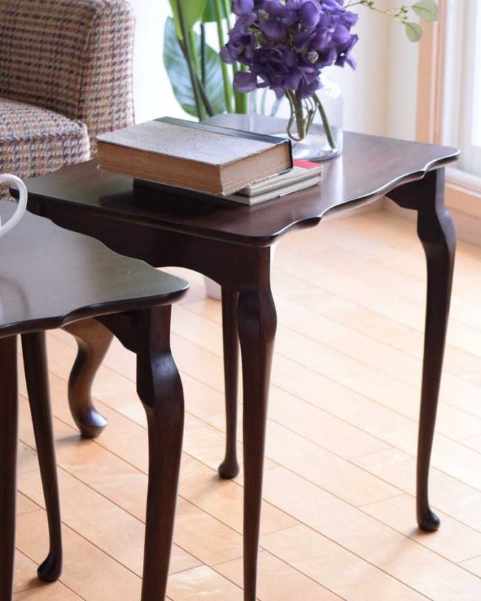 アンティークのテーブル　アンティーク家具　優雅な英国のアンティーク家具、３つセットのコーヒーテーブル（ネストテーブル）。一緒でも、バラバラでも使い方は自由自在のアンティーク。(k-2191-f)