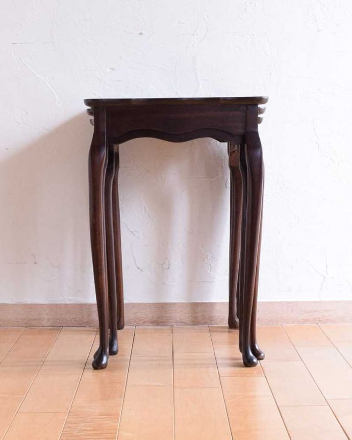 アンティークのテーブル　アンティーク家具　優雅な英国のアンティーク家具、３つセットのコーヒーテーブル（ネストテーブル）。横から見てみると･･･お揃いの脚が3つがキレイに重なって、とっても美しい横顔。(k-2191-f)