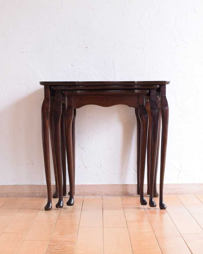 アンティークのテーブル　アンティーク家具　優雅な英国のアンティーク家具、３つセットのコーヒーテーブル（ネストテーブル）。見る角度によって見え方が違います。(k-2191-f)