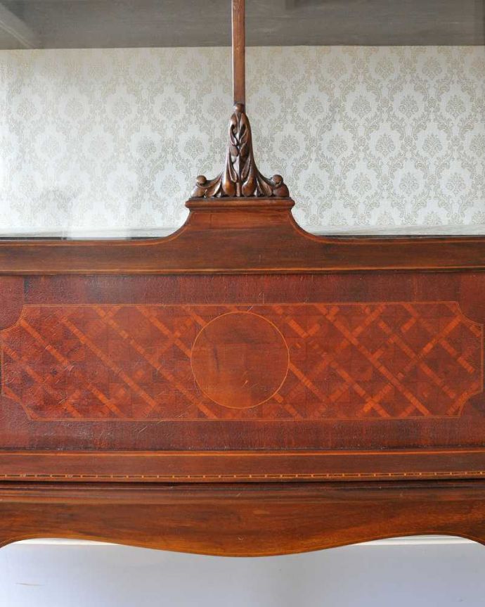 アンティークのキャビネット　アンティーク家具　英国アンティークらしい優雅な佇まい、美しい装飾入りのパーラーキャビネット。職人技が光っています。(k-2196-f)