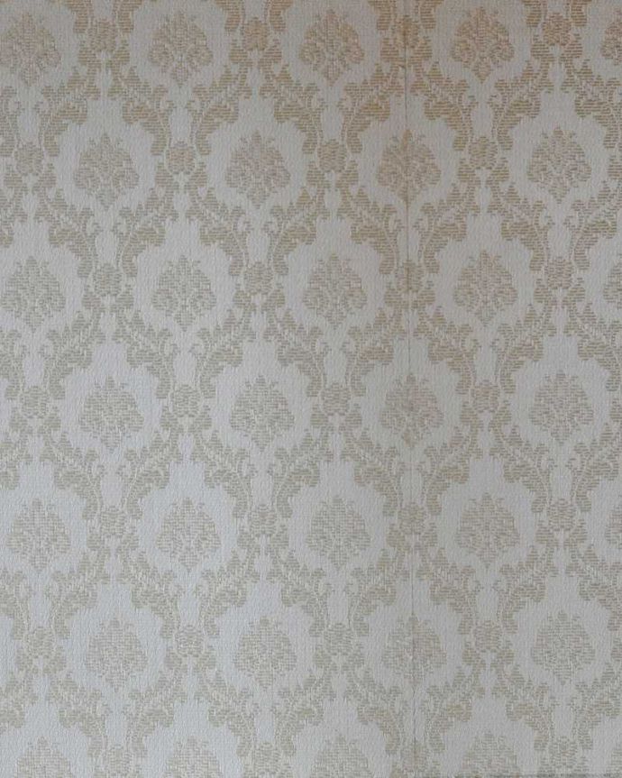 アンティークのキャビネット　アンティーク家具　英国アンティークらしい優雅な佇まい、美しい装飾入りのパーラーキャビネット。新しく貼り替えましたキャビネットに似合う生地を選んで張り替えた背板。(k-2196-f)
