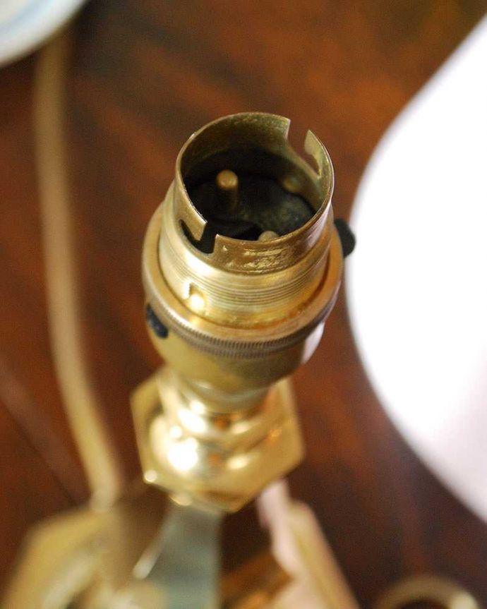 スタンドライト　照明・ライティング　イギリスから届いたゴールドのアンティークテーブルランプ(１灯)（B22シャンデリア球付）。しっかりオーバーホウルをしたので、ご安心下さい。(k-2198-z)