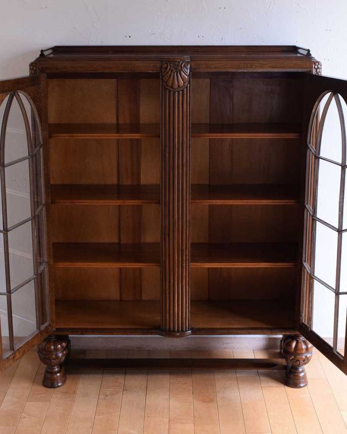 アンティークのキャビネット　アンティーク家具　英国から到着したアンティーク家具、お花の彫りが美しい木製のブックケース（本棚） 。扉を開けると･･･重い本がたっぷり収納できるように頑丈に作られています。(k-2201-f)