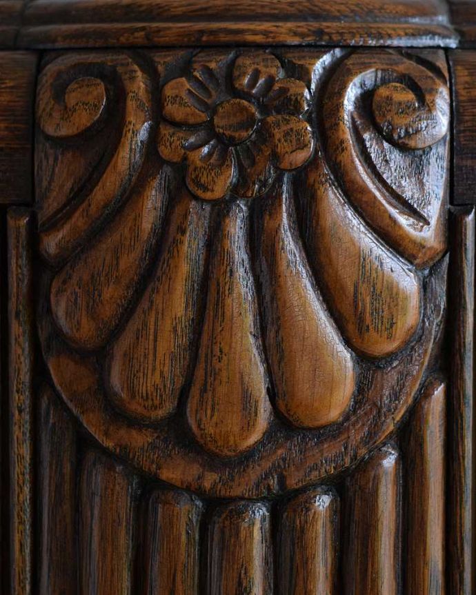 アンティークのキャビネット　アンティーク家具　英国から到着したアンティーク家具、お花の彫りが美しい木製のブックケース（本棚） 。いろんな場所にこだわり彫のデザインもいろいろです。(k-2201-f)