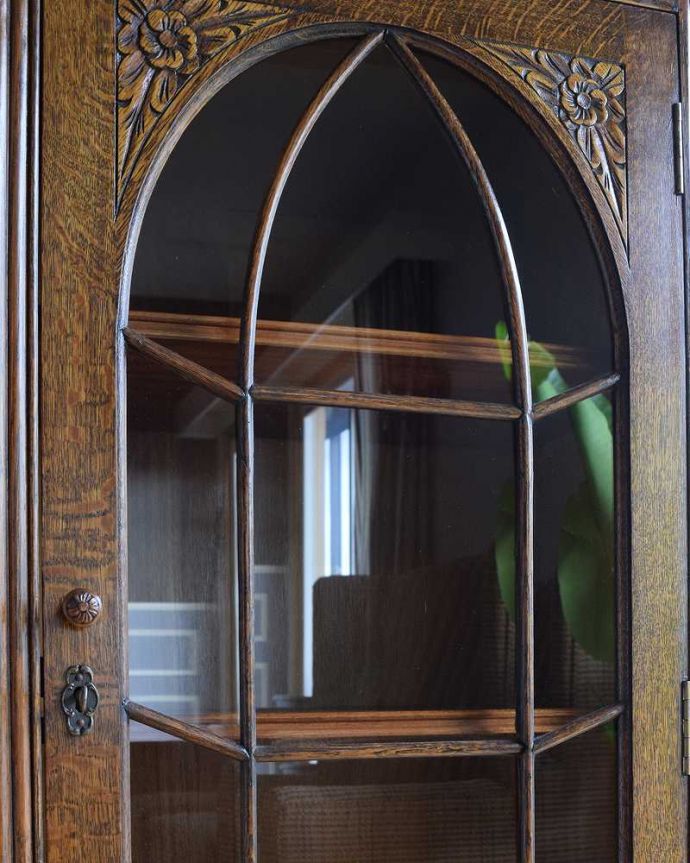 アンティークのキャビネット　アンティーク家具　英国から到着したアンティーク家具、お花の彫りが美しい木製のブックケース（本棚） 。美しい装飾にうっとり…ガラス面の装飾が上品なアクセントに。(k-2201-f)