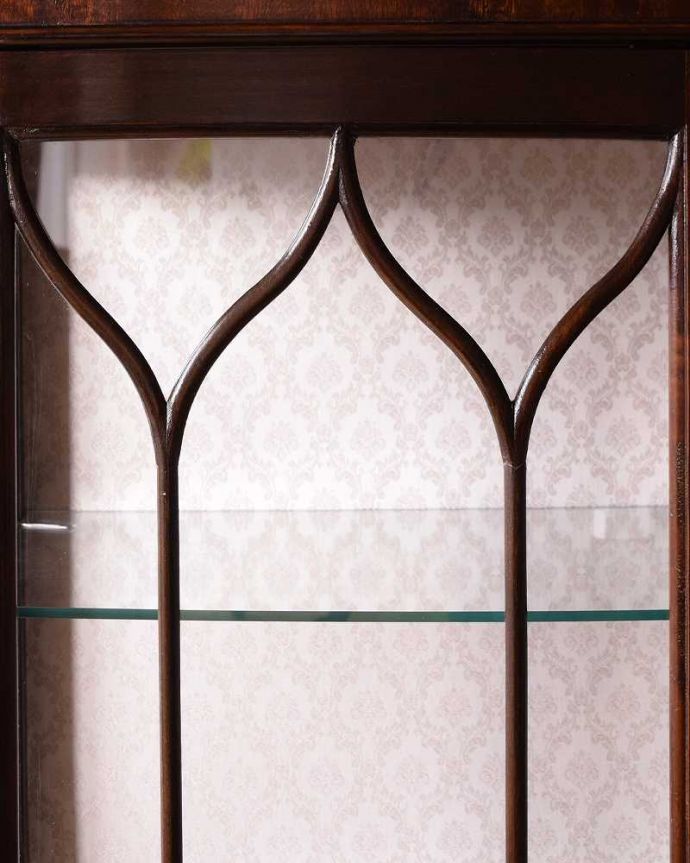 アンティークのキャビネット　アンティーク家具　イギリスから到着した定番のガラスキャビネット、ゴシックデザインのアンティークショーケース。美しい装飾にうっとり…ガラス面の装飾が上品なアクセントに。(k-2206-f)