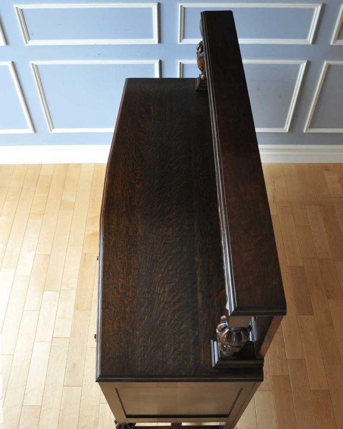 サイドボード　アンティーク家具　イギリスの彫りがカッコイイアンティーク家具、美しいオーク材の木製サイドボード。上から見てるとこんな感じです。(k-2210-f)