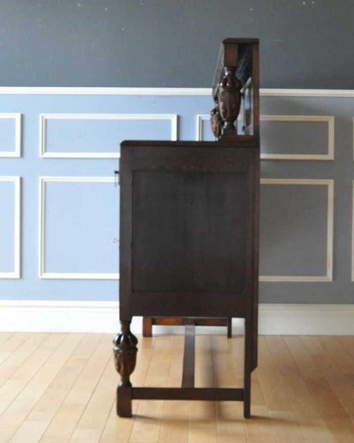 サイドボード　アンティーク家具　イギリスの彫りがカッコイイアンティーク家具、美しいオーク材の木製サイドボード。もちろん横から見てもステキ横顔にだって妥協しません。(k-2210-f)