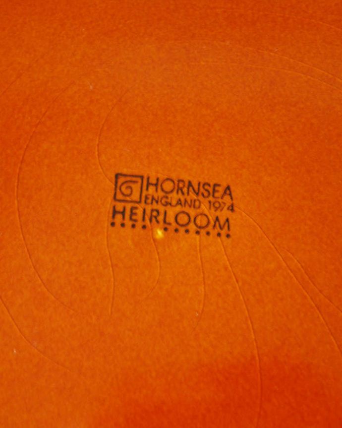 Hornsea（ホーンジー）　アンティーク雑貨　ホーンジー社、「エアルーム」シリーズのカップ＆ソーサーセット（HORNSEA・トリオ）。裏側には品質の証ひっくり返して見ると、こんな感じのポーセリンマークを見つけることが出来ます。(k-2210-z)