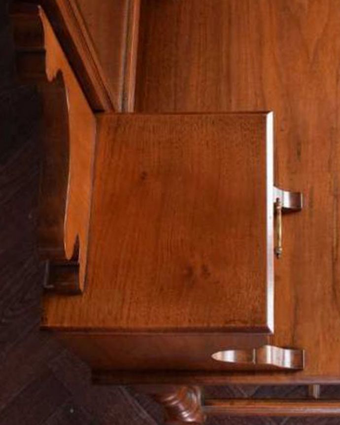 アンティークのドレッサー　アンティーク家具　英国のアンティーク家具、大きなミラーのドレッシングテーブル（デスク）。昔の人の知恵ミラーの脇にある小さな台。(k-2212-f)