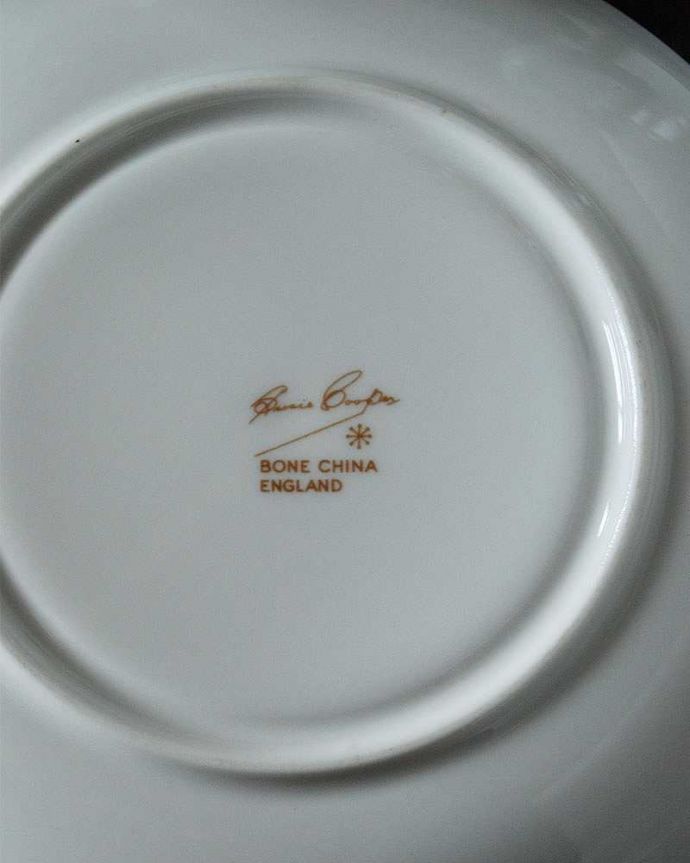 スージークーパー　アンティーク雑貨　イギリスのヴィンテージ食器、スージークーパーのカップ＆ソーサー（ティーセット）。裏側には品質の証ひっくり返して見ると、こんな感じのポーセリンマークを見つけることが出来ます。(k-2213-z)