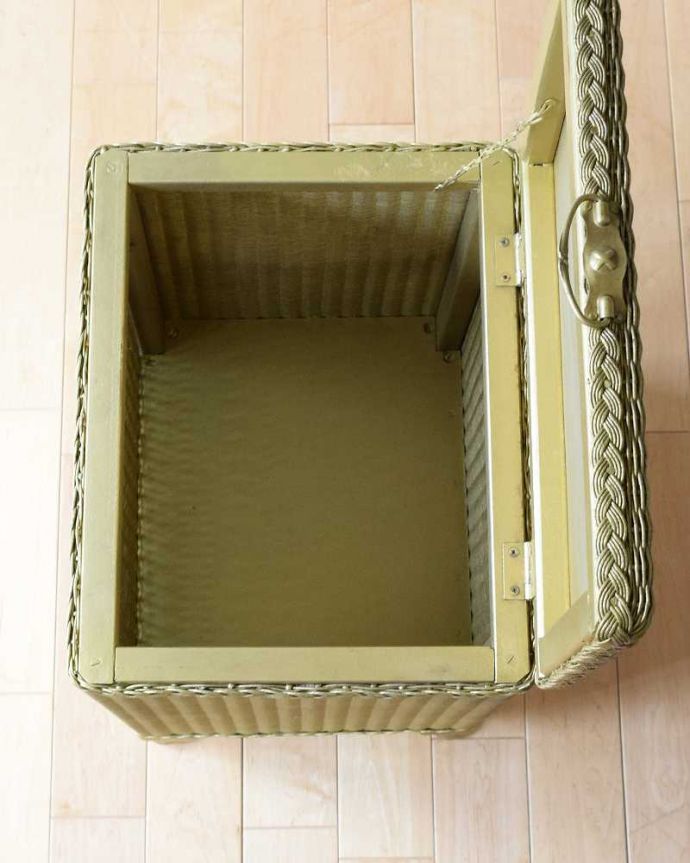 アンティーク｜ロイドルーム　アンティーク家具　イギリスから届いたアンティークロイドルーム、脚付きのランドリーボックス。フタを開くと･･･中はとってもキレイに仕上げたので、リビングで散らかっている本やクッションブランケットはもちろん、ゴミ箱としても使えます。(k-2215-f)