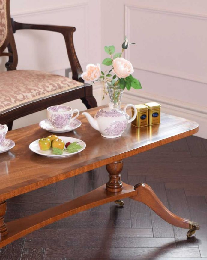 アンティークのテーブル　アンティーク家具　イギリスで見つけたアンティーク家具、キャスター付きの美しいコーヒーテーブル（キャスター付き）。英国らしいデザインのうつくしさにうっとり･･･脚のデザインだけ見ても、アンティークらしさが感じられるんです。(k-2216-f)