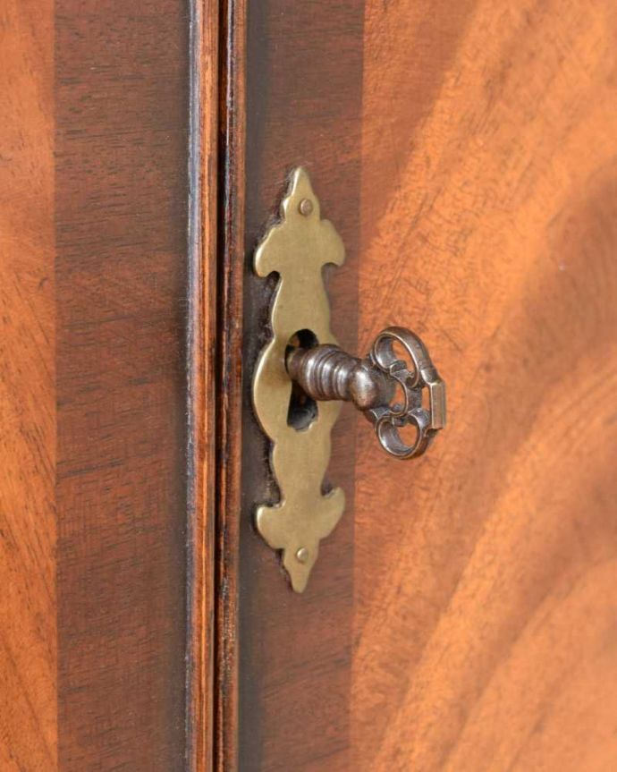 アンティークのキャビネット　アンティーク家具　木目が美しい英国輸入のアンティーク家具、優雅なカップボードチェスト。大切なものも収納出来ますおとぎ話に出てくるような可愛いアンティークの鍵が付いています。(k-2217-f)