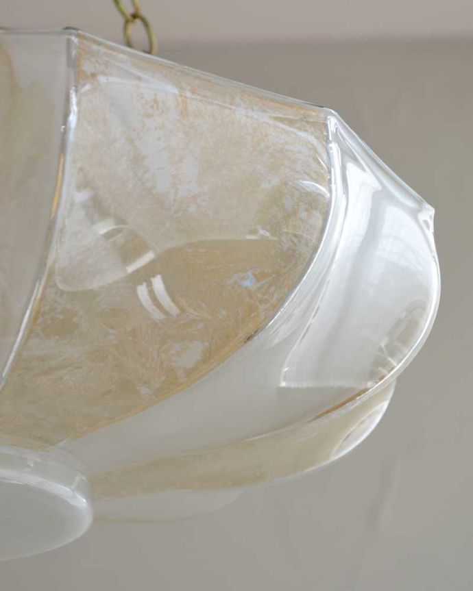 シャンデリア　照明・ライティング　ガラスが交互に入った美しいデザインのイギリス輸入のアンティークハンギングボウル（Ｅ26球付）。。(k-2217-z)