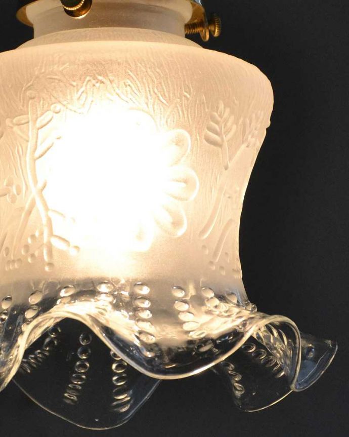 ペンダントライト　照明・ライティング　お花の彫り、英国のガラスのアンティークペンダントライト（コード・シャンデリア電球・ギャラリーA付き）。。(k-2219-z)