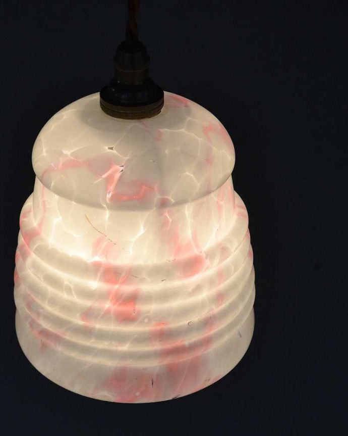 ペンダントライト　照明・ライティング　桜色のマーブル模様が入ったアンティークのペンダントライト（コード・シャンデリア電球・ギャラリーなし）。。(k-2220-z)