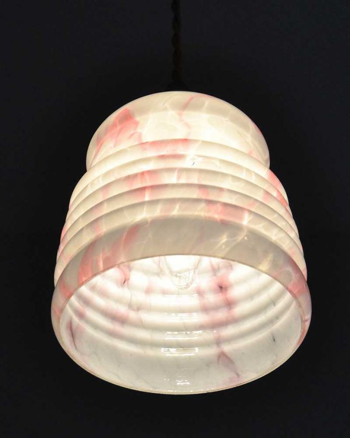 ペンダントライト　照明・ライティング　桜色のマーブル模様が入ったアンティークのペンダントライト（コード・シャンデリア電球・ギャラリーなし）。。(k-2220-z)