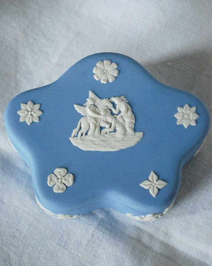 アンティーク 陶磁器の雑貨　アンティーク雑貨　アンティークウェッジウッドのジャスパーウェア（ブルー）、お花型の小物入れ。ギリシャ神話などをモチーフにした図柄の模様が特徴です。(k-2223-z)