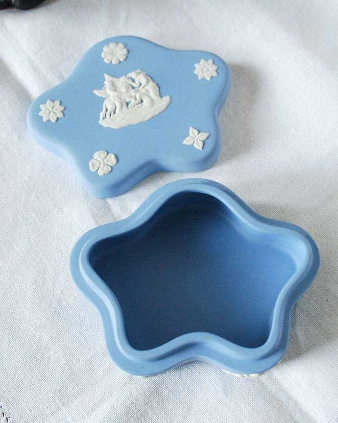 アンティーク 陶磁器の雑貨　アンティーク雑貨　アンティークウェッジウッドのジャスパーウェア（ブルー）、お花型の小物入れ。アンティークなので多少のキズ・汚れがある場合があります。(k-2223-z)
