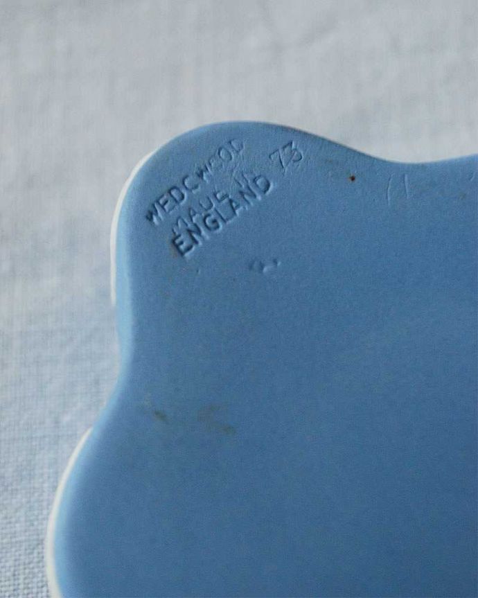 アンティーク 陶磁器の雑貨　アンティーク雑貨　アンティークウェッジウッドのジャスパーウェア（ブルー）、お花型の小物入れ。ロゴがプリントされています。(k-2223-z)