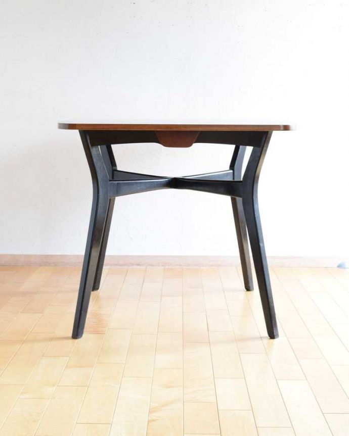 G-PLAN(Gプラン)　アンティーク家具　北欧ヴィンテージのバタフライテーブル、G-planのかっこいい伸張式ダイニングテーブル。クルッと回転。(k-2224-f)